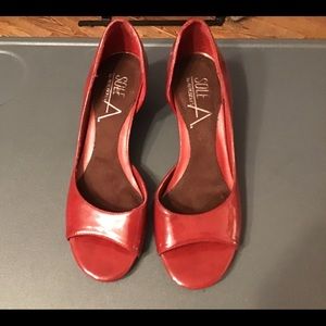 Red Aerosole shoe.small heel.  6